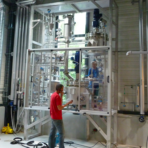 Skid-complet-avec-réacteur,-distillation,-décantation-pour-traitement-des-huiles-hautes-températures